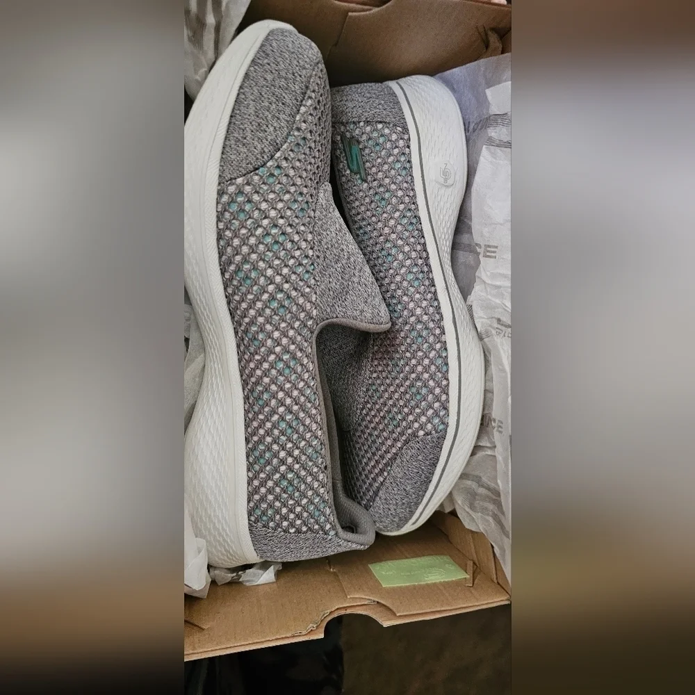 Sketchers GoWalk 4 - Kindle/Gray size 8.5